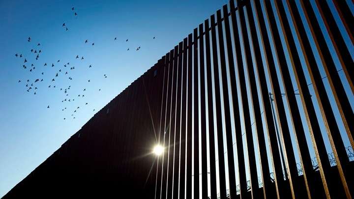 Ο αμερικανικός στρατός θα βάψει το τείχος στα σύνορα με το Μεξικό