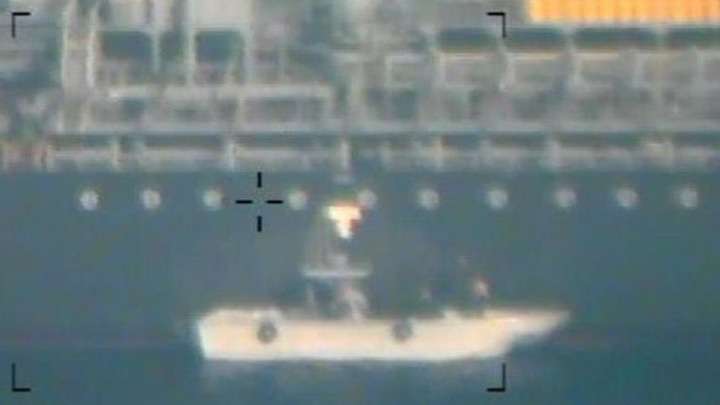 Το Πεντάγωνο έδωσε φωτογραφίες για τις επιθέσεις στα δεξαμενόπλοια στη θάλασσα του Ομάν