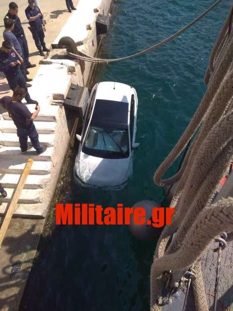 Αυτοκίνητο έπεσε στη θάλασσα  από προβλήτα του Ναυστάθμου, στη Σαλαμίνα! Φωτογραφίες