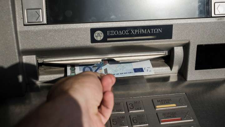 Τρία ευρώ χρέωση αν κάνετε ανάληψη από ΑΤΜ άλλης τράπεζας!!! Ισχύει από σήμερα
