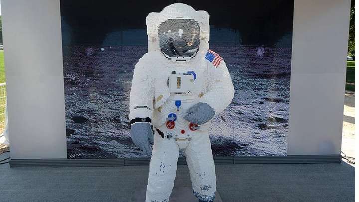 Η στολή του δεύτερου αστροναύτη που πάτησε στο φεγγάρι από την LEGO!