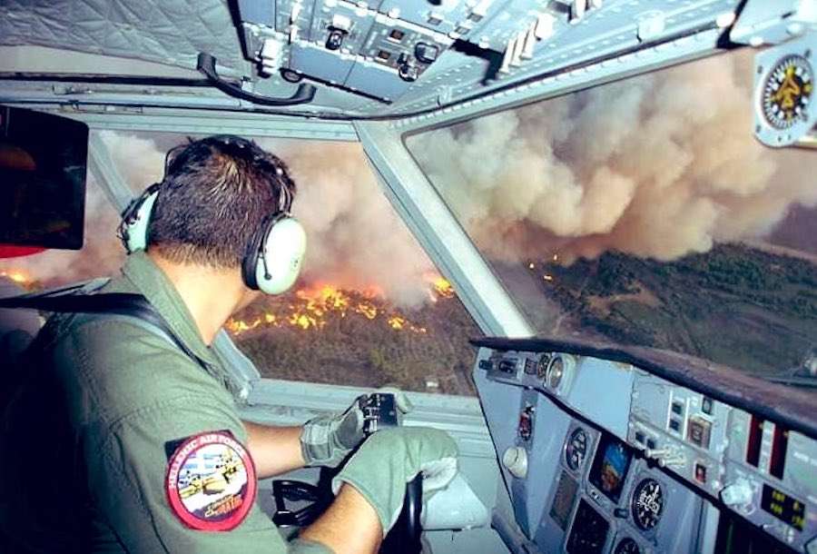 Πιλότος σε πυροσβεστικό αεροσκάφος! Μια φωτογραφία που δείχνει γιατί αξίζουν το σεβασμό μας