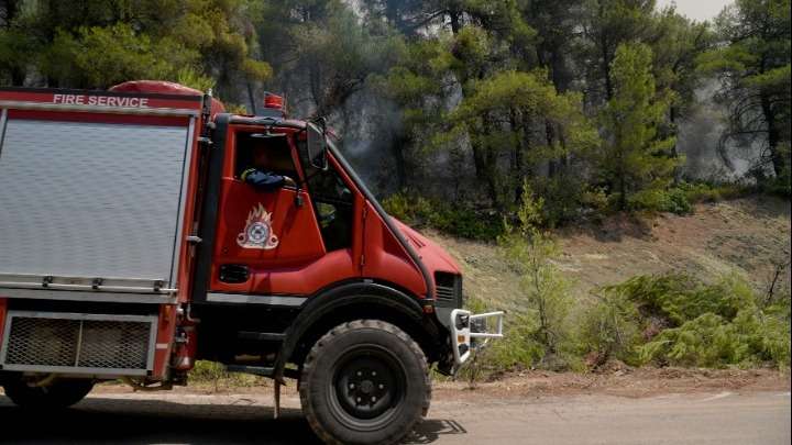 Ανεξέλεγκτη η φωτιά στην Εύβοια εκκενώνονται χωριά