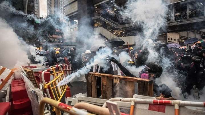 Χονκ Κονγκ: Η κατάσταση ξεφεύγει με αστυνομικό να πυροβολεί κατά διαδηλωτών