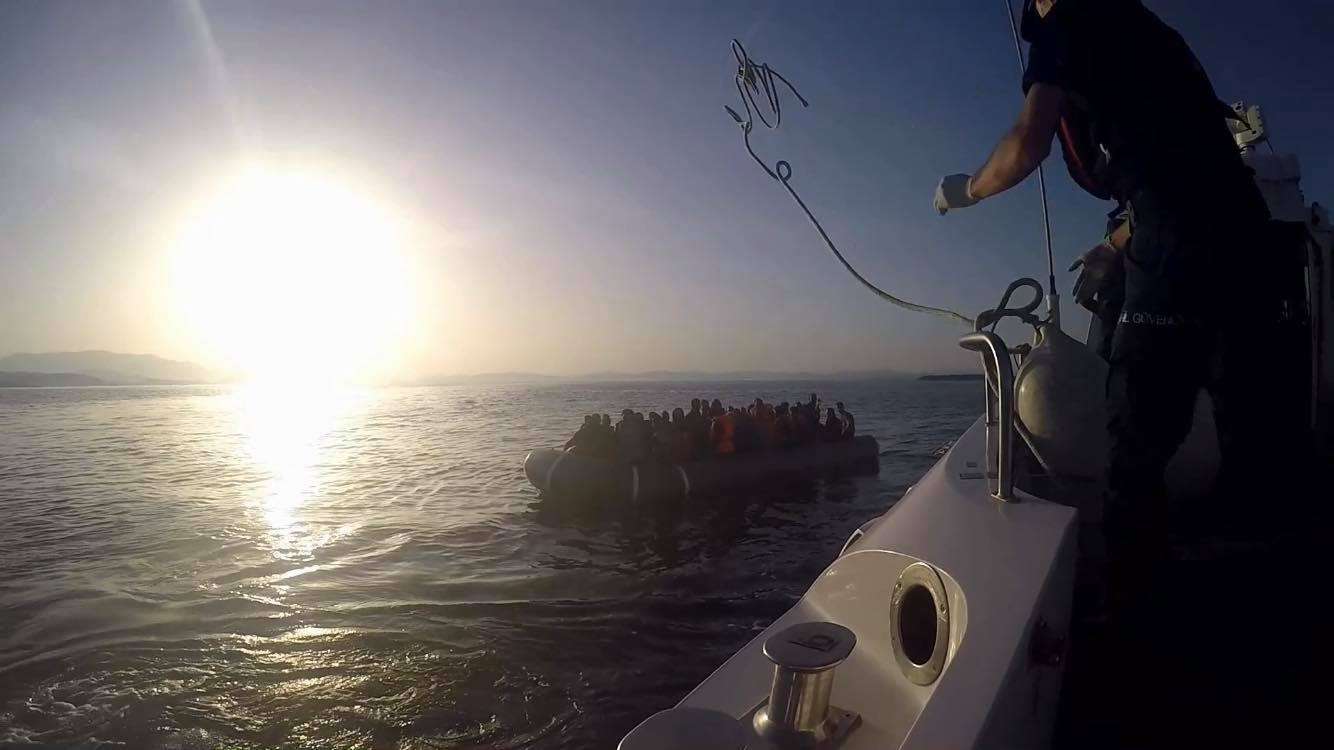 Τουρκικό αλιευτικό έριξε στη θάλασσα 10 μετανάστες ανοιχτά από την Κάλυμνο!