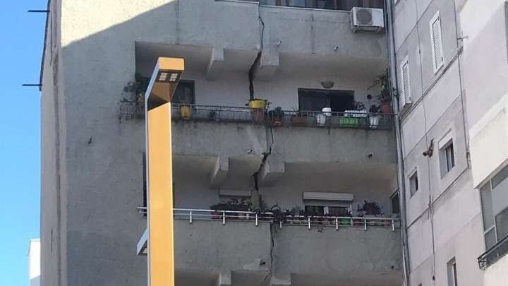 Αλβανία: Ζημιές σε κτίρια από τις σεισμικές δονήσεις, στους δρόμους παραμένουν οι κάτοικοι