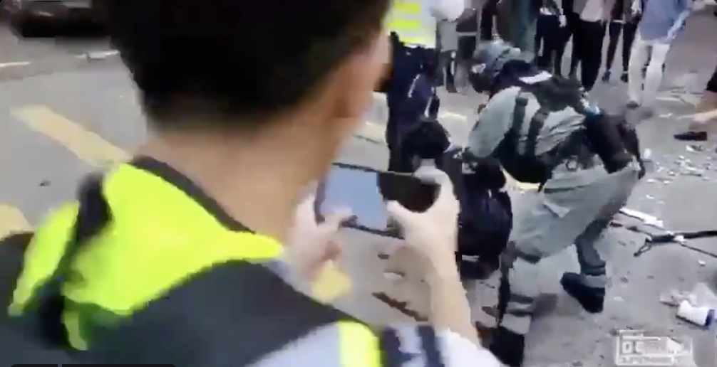 Στο Χονγκ Κονγκ η αστυνομία πυροβόλησε εξ επαφής διαδηλωτή! Βίντεο