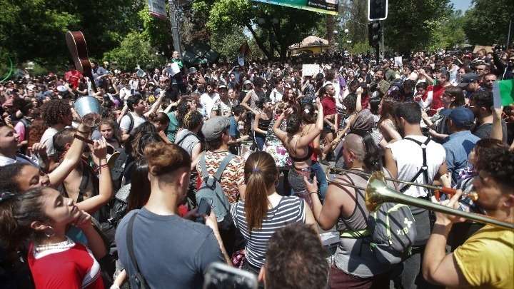 ΧΙΛΗ: Η κοινωνική οργή συνεχίζει να εκδηλώνεται στους δρόμους