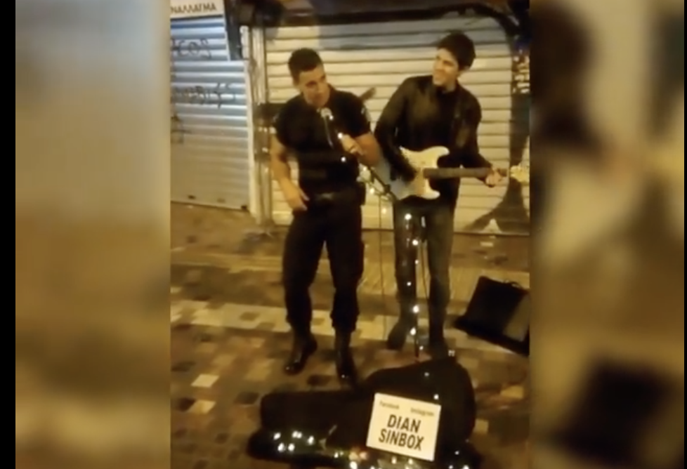 Ο αστυνομικός που τραγούδησε εκπληκτικά στο Μοναστηράκι μ΄έναν μουσικό 