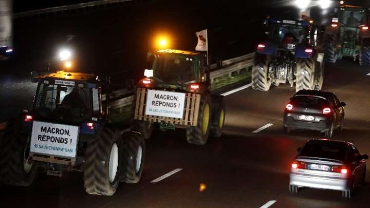 Γαλλία: Αγρότες στο Παρίσι με τα τρακτέρ τους