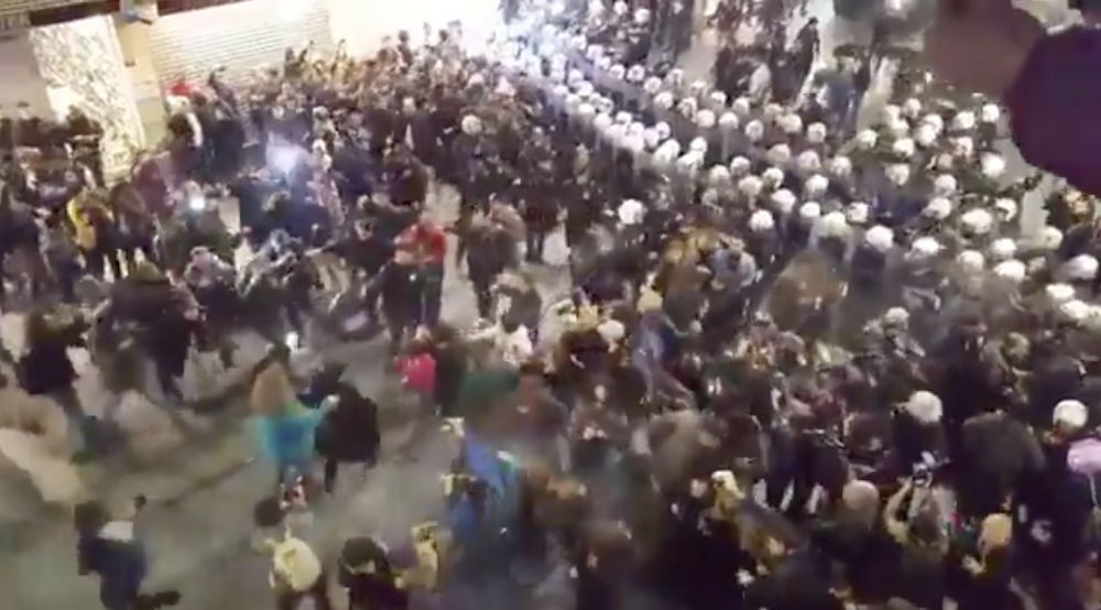 Κωνσταντινούπολη: Η αστυνομία διέλυσε με δακρυγόνα διαδήλωση κατά της βίας σε βάρος των γυναικών
