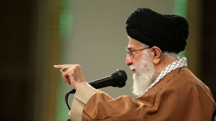 Ο αγιατολάχ Αλί Χαμενεΐ αποδοκιμάζει τον Μακρόν για τις συνομιλίες μεταξύ ΗΠΑ και Ιράν