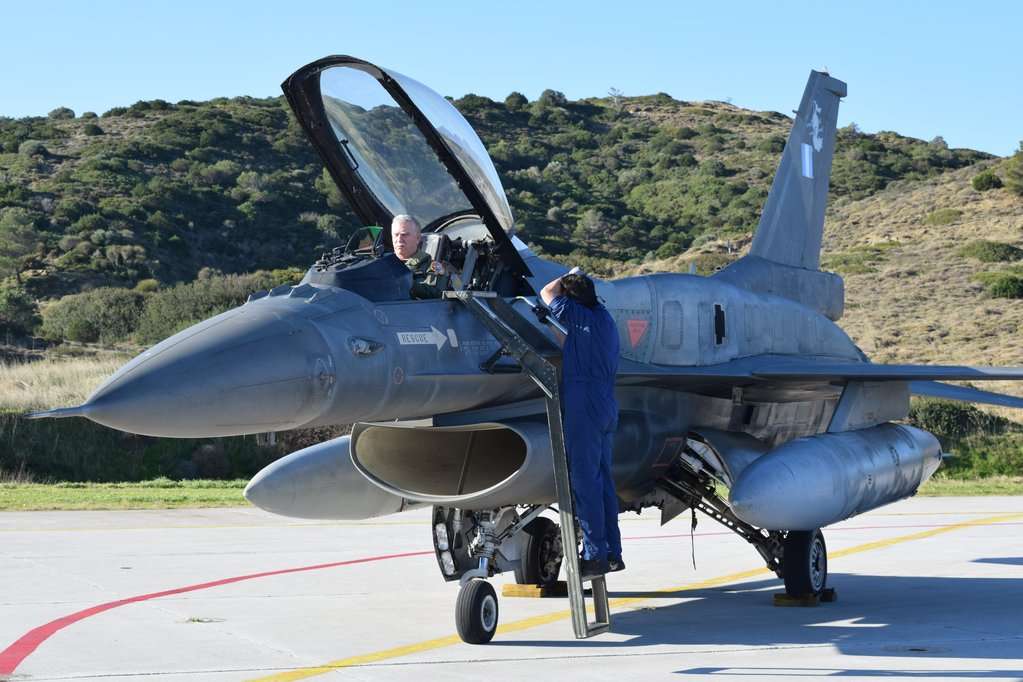 Ο Α/ΓΕΕΘΑ πετούσε με F-16 και οι Τούρκοι έκαναν 40 παραβιάσεις από τις οποίες 18 ήταν υπερπτήσεις!