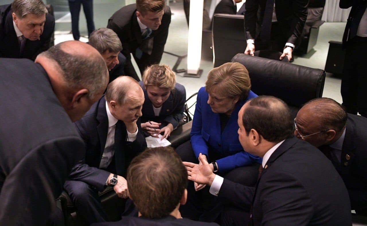 Διάσκεψη Βερολίνου: Οι φωτογραφίες λένε περισσότερα από το ανακοινωθέν και τις δηλώσεις