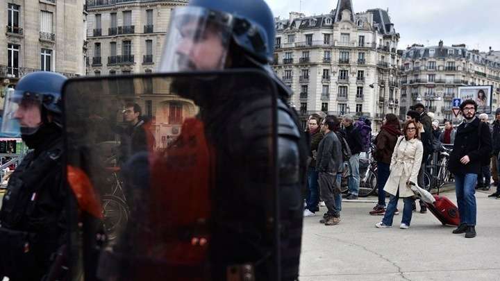 Γαλλία: Διαδηλωτές προσπάθησαν να μπουν σε θέατρο όπου βρισκόταν ο Μακρόν