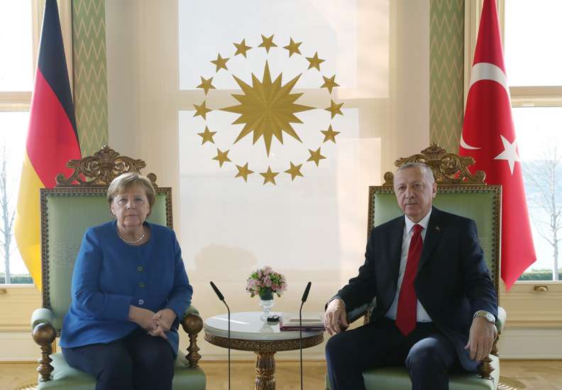 Ανταλλαγές δώρων Μέρκελ-Ερντογάν με το Βερολίνο να στηρίζει 100% Τουρκία