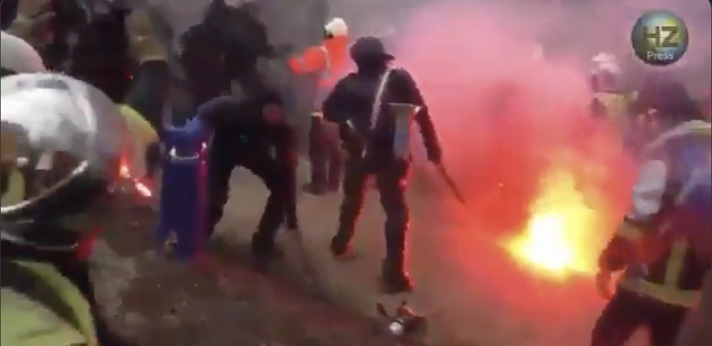 ΓΑΛΛΙΑ: Πυροσβέστες εναντίον αστυνομικών με νικητές τους πρώτους! Βίντεο