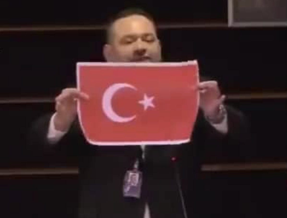 Το ΥΠΕΞ καταδικάζει το σκίσιμο τουρκικής σημαίας από τον ευρωβουλευτή της ΧΑ