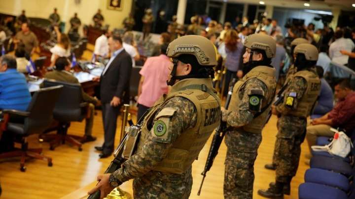 Ελ Σαλβαδόρ: Κοινοβουλευτικοί καταδικάζουν τη «κατάληψη» του Κογκρέσου από τον στρατό