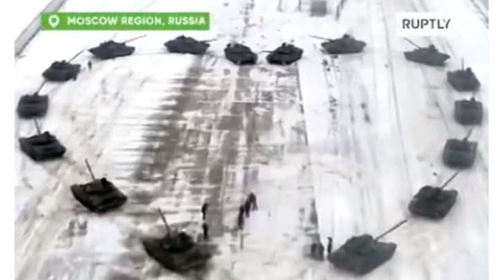 Ρωσία: Πρόταση γάμου με... άρματα μάχης σε σχήμα καρδιάς