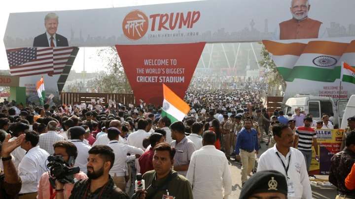 Ινδία: Πλήθη συγκεντρώνονται στην Αχμενταμπάντ για την υποδοχή Τραμπ