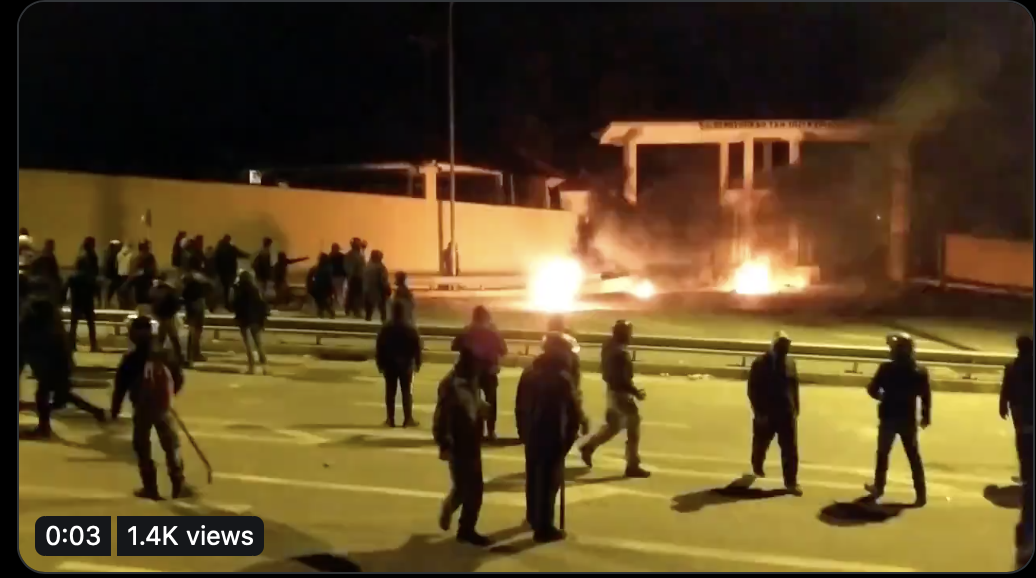 Χάος στη Μυτιλήνη με κατοίκους να πολιορκούν ενεργό στρατόπεδο στην Παγανή! Βίντεο