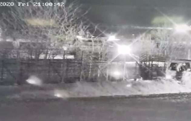 Τουρκικό όχημα πληρωμένο από τους Ευρωπαίους προσπαθεί να ρίξει τον φράχτη στον Έβρο!Βίντεο