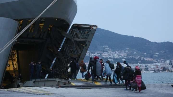 Απέπλευσε το αρματαγωγό Ρόδος από τη Μυτιλήνη με 450 πρόσφυγες
