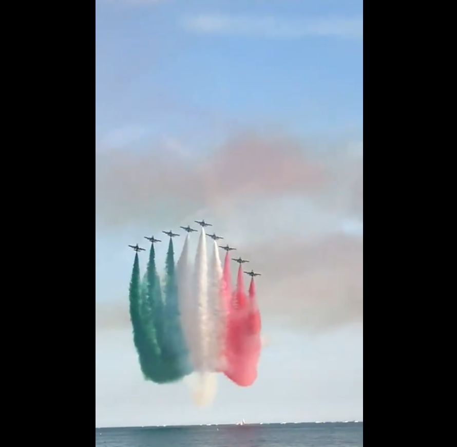Συμπαράσταση από αέρος στους δοκιμαζόμενους Ιταλούς- Βίντεο