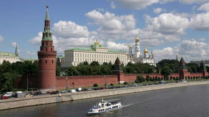 Η Ρωσία ανέστειλε τις διελεύσεις εμπορικών πλοίων από τα στενά του Κέρτς