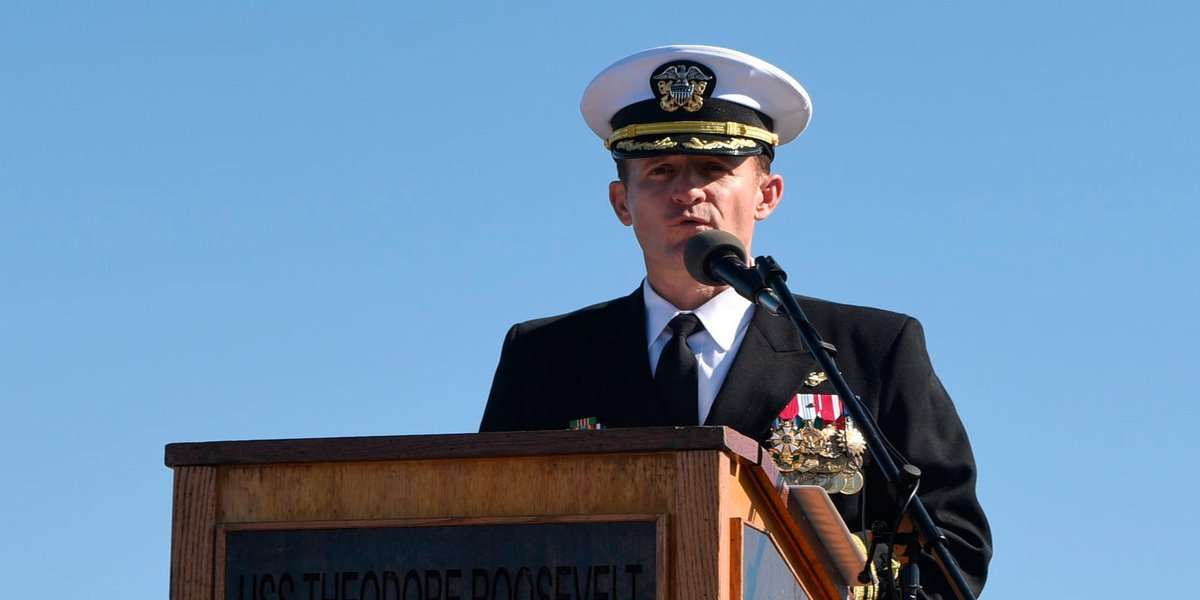 Αποκατάσταση του κυβερνήτη του αεροπλανοφόρου Ρούζβελτ ζητά το ναυτικό των ΗΠΑ