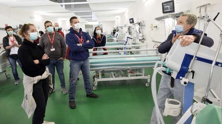 Ρώσοι και Ιταλοί στρατιωτικοί ιατροί δέχονται ασθενείς κορονοϊού στο υπαίθριο νοσοκομείο στο Μπέργκαμο