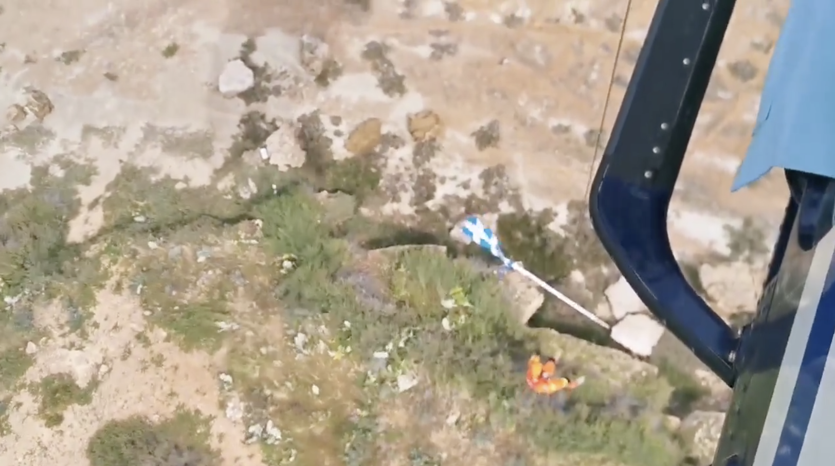 Επιχείρηση με ελικόπτερο στην Κύπρο για την ελληνική σημαία-Βίντεο