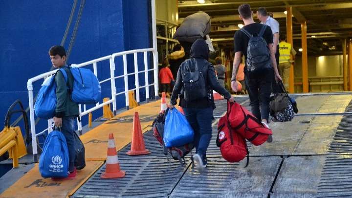 Μεταφορά 1.500 προσφύγων στην ενδοχώρα από τη Μόρια