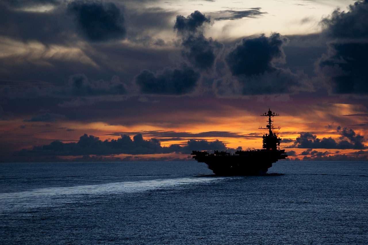 Οι ΗΠΑ «παίζουν πόλεμο» και διατηρούν τη παρουσία αεροπλανοφόρου στη Μεσόγειο για τον «ρωσικό κίνδυνο»