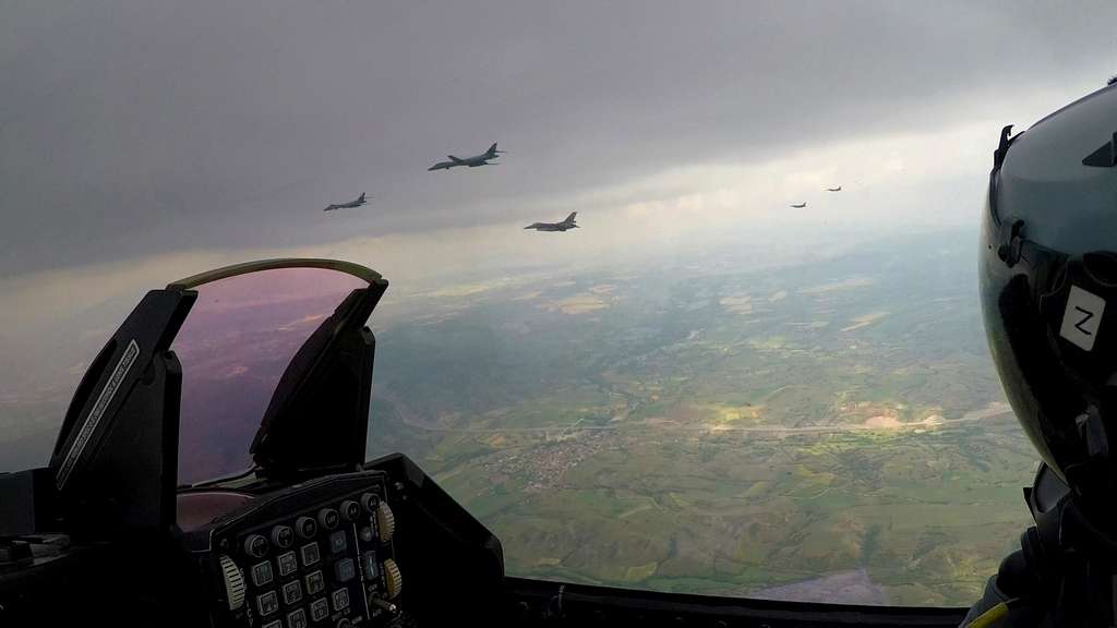 Τα ελληνικά F-16 στον ουρανό της Βόρειας Μακεδονίας συνοδεύοντας αμερικανικά βομβαρδιστικά