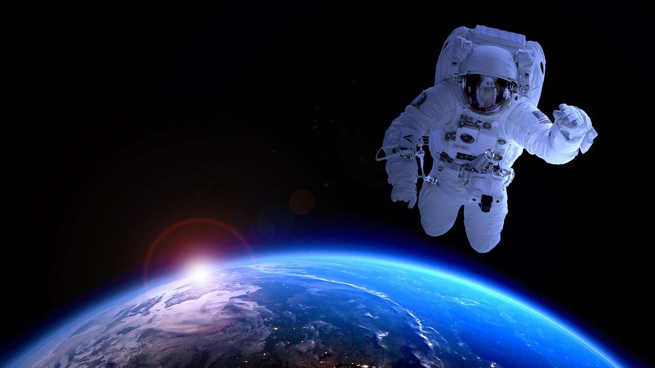 Δίνοντας χαρά μέρες γιορτινές στους συνδικαλιστές του ΥΕΘΑ με έναν αστροναυτη