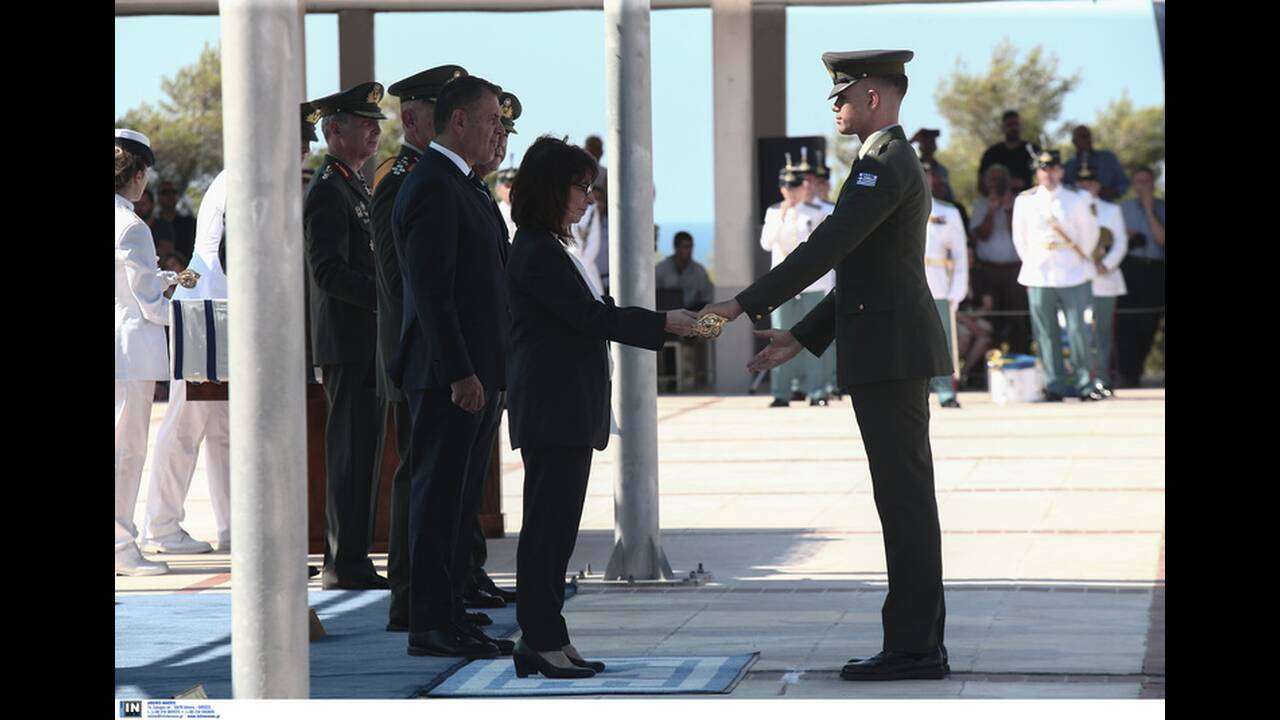 Η Πρόεδρος της Δημοκρατίας επέδωσε τα ξίφη στους νέους Αξιωματικούς του Ελληνικού Στρατού- Φωτογραφίες
