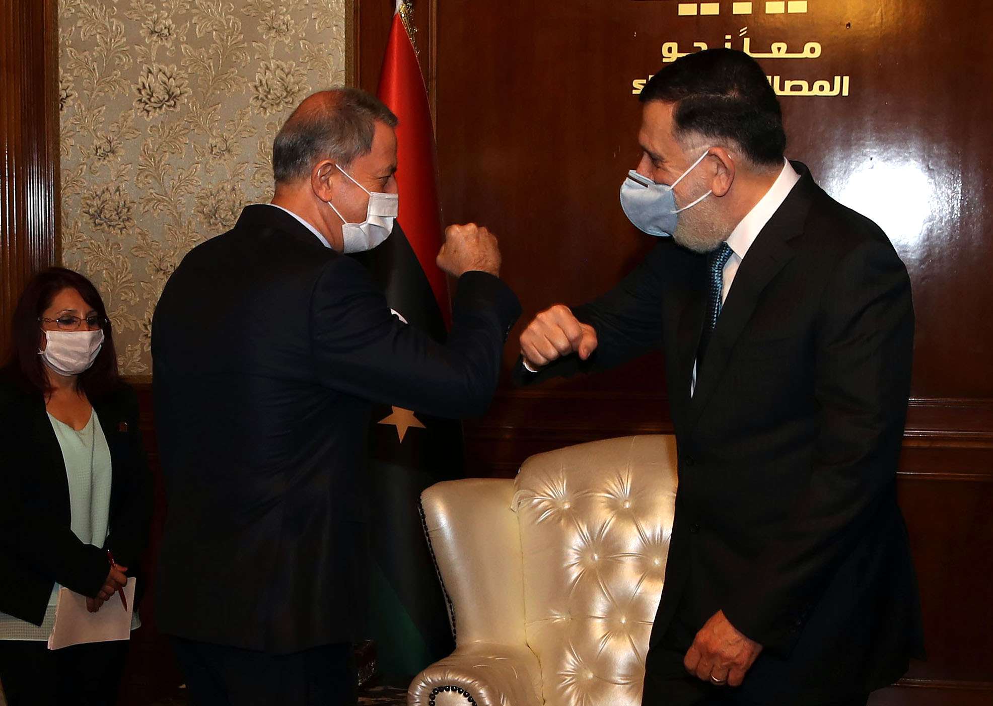 Ο Ακάρ μαζί με τον αρχηγό των τουρκικών ΕΔ στη Λιβύη, είδαν τον Σάρατζ