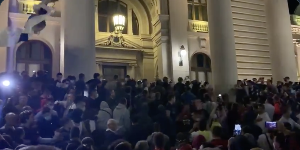 Εισβολή διαδηλωτών στη Βουλή της Σερβίας! Διαμαρτύρονται για τους περιορισμούς κυκλοφορίας λόγω Covid 19