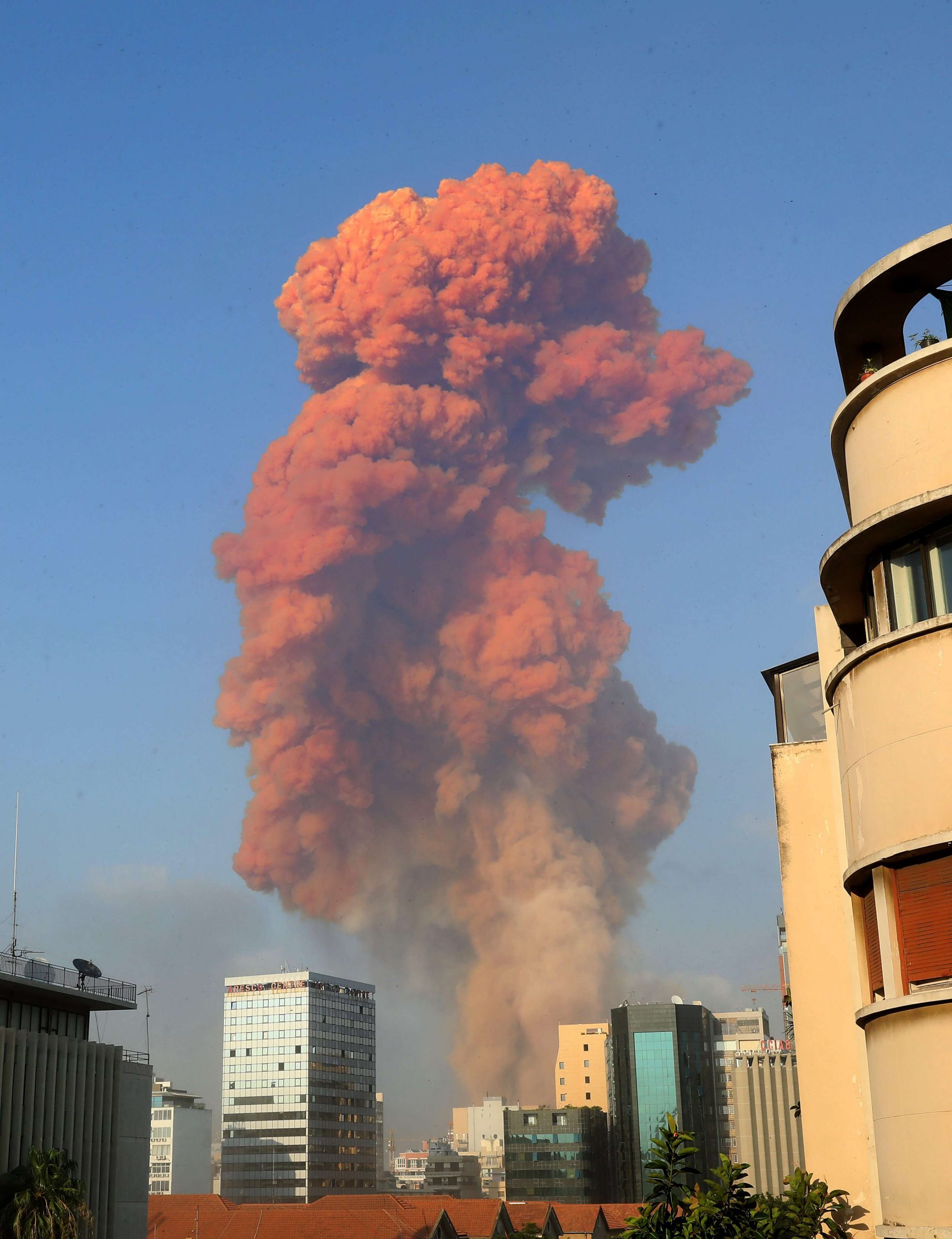 Ισχυρότατες εκρήξεις στο λιμάνι τις Βηρυτού! Βίντεο
