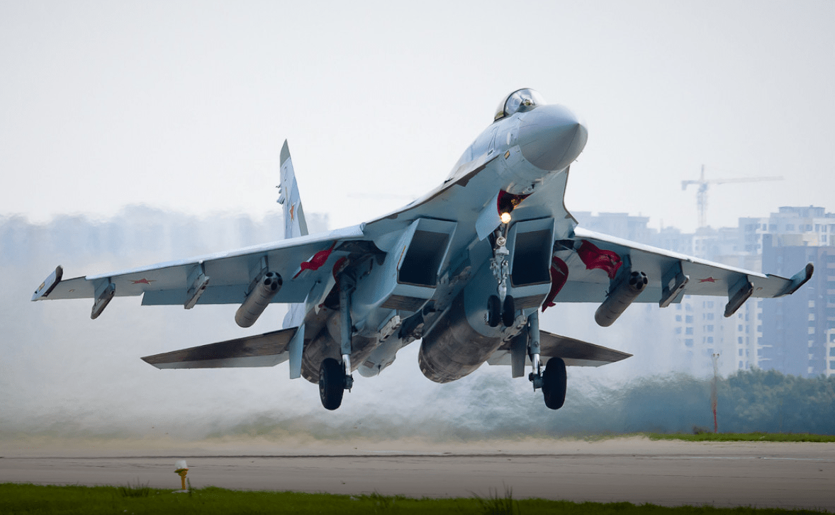 Ρωσικό SU-35 απογειώθηκε για να αναχαιτίσει αμερικανικά βομβαρδιστικά