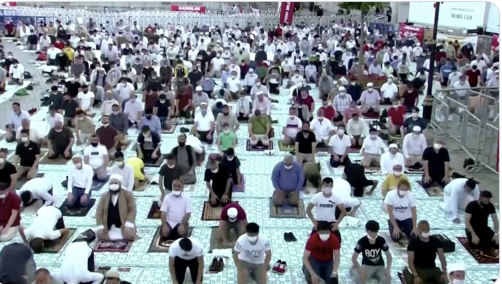 Χιλιάδες μουσουλμάνοι προσευχήθηκαν στην Αγία Σοφία-Βίντεο