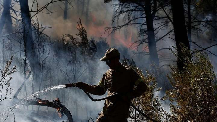 Εκτός ελέγχου η φωτιά στην Κερατέα, κάηκαν σπίτια, εκκενώνονται περιοχές σε Ανάβυσσο και Π.Φώκαια
