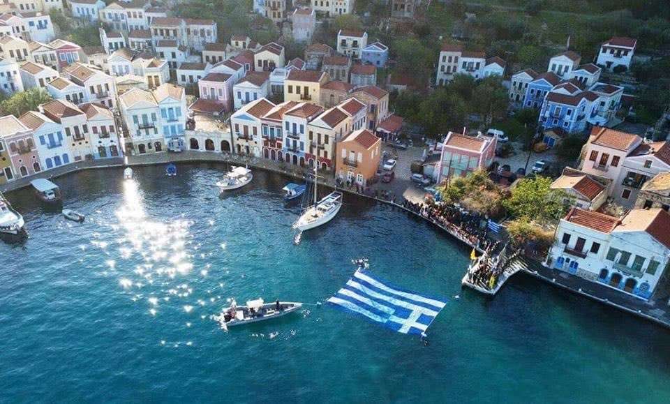 Καταδικάζει το ΥΠΕΞ την προσβολή της ελληνικής σημαίας στο Καστελόριζο