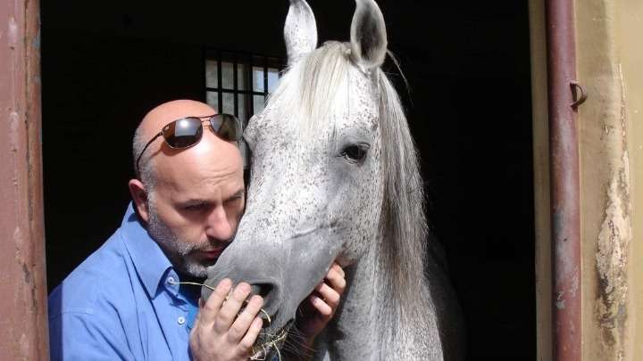 Ο Έλληνας που φροντίζει τα άλογα του πρίγκιπα του Ομάν