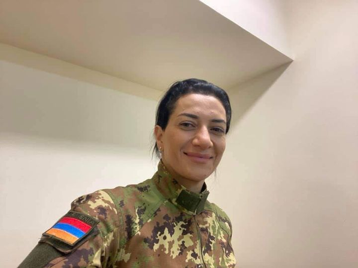 Αρμενία: Η σύζυγος του πρωθυπουργού με στρατιωτική στολή και το μήνυμα στο γιό της που πολεμά