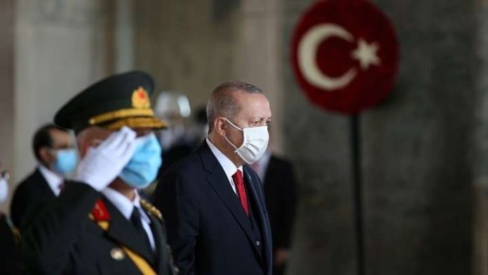 Ο “διαστημικός” Ερντογάν “κουρεύει” τους Αρχηγούς των Γενικών Επιτελείων