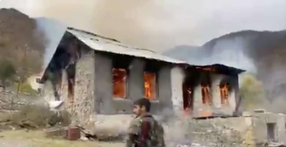Ναγκόρνο Καραμπάχ: Αρμένιοι πυρπολούν τα σπίτια τους προτού τα χωριά τους περάσουν στον έλεγχο του Αζερμπαϊτζάν