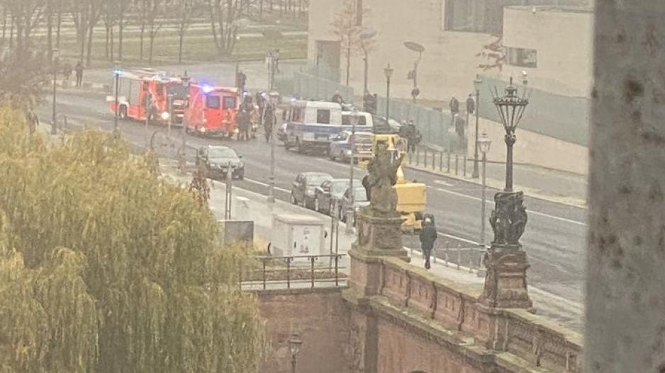 Βερολίνο: Αυτοκίνητο έπεσε στην πύλη της Καγκελαρίας